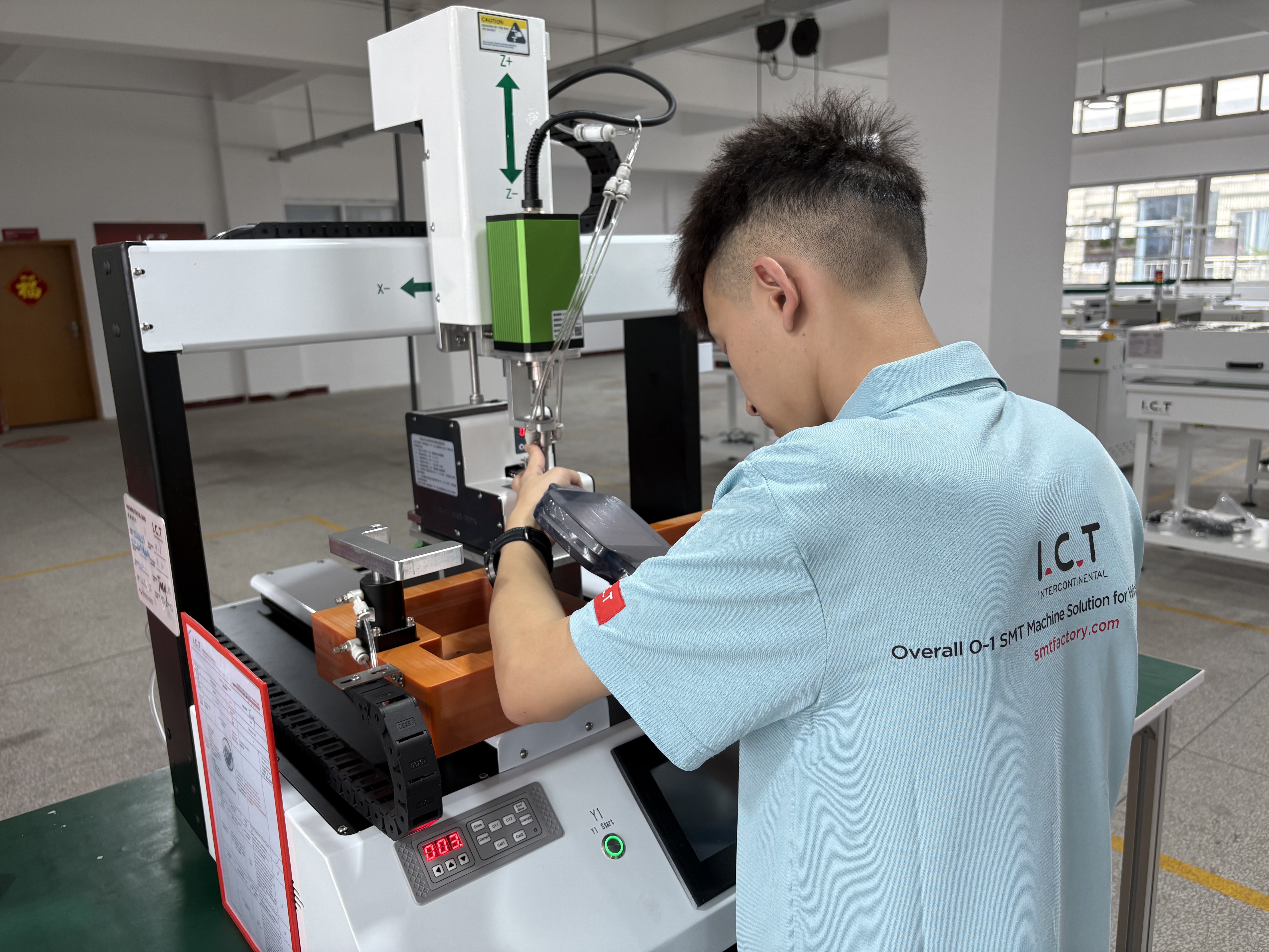 robot v&iacute;t m&aacute;y t&iacute;nh để b&agrave;n.jpg