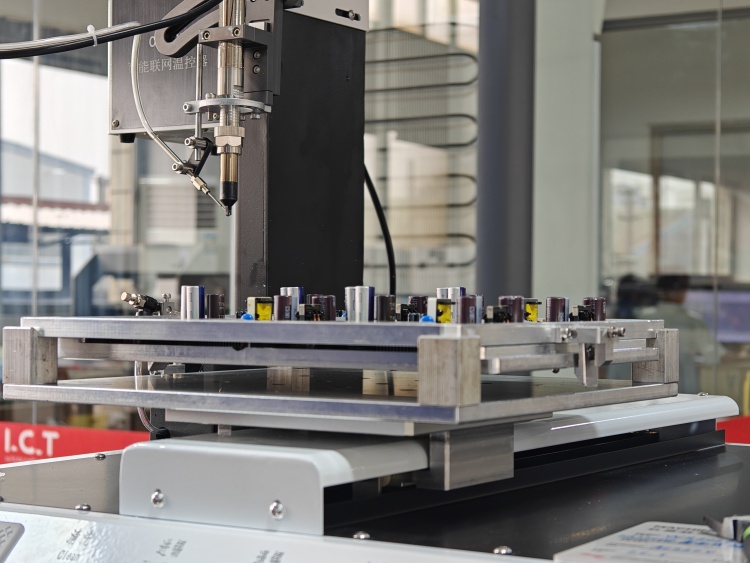 I.C.T Thử nghiệm mẫu Robot h&agrave;n 02