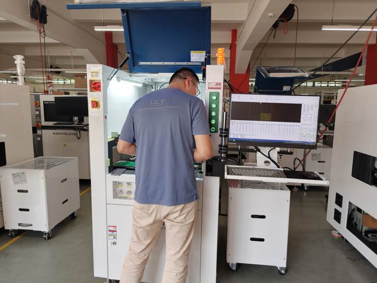 I.C.T Kỹ sư ho&agrave;n th&agrave;nh việc kiểm tra trước khi giao h&agrave;ng cho m&aacute;y phủ ph&ugrave; hợp.jpg