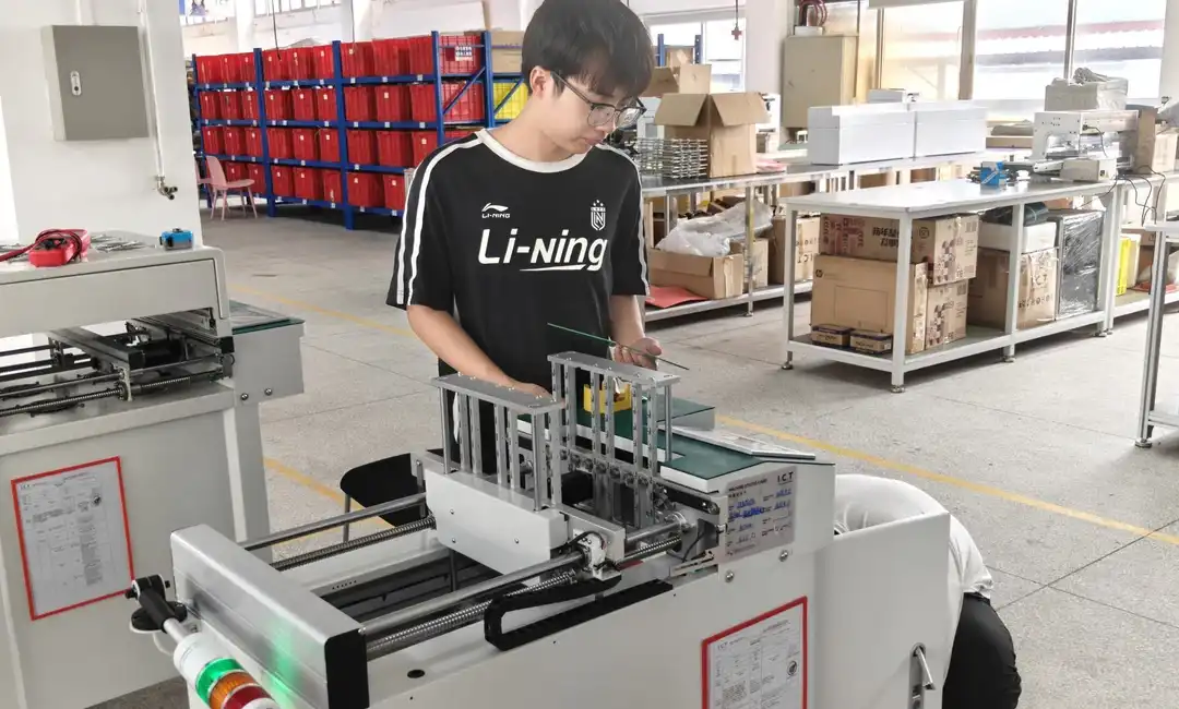 1. Hai trợ l&yacute; kỹ sư mới Học song song.webp